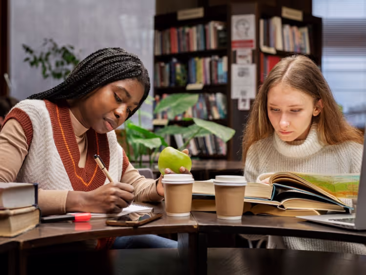 Deux femmes lisant des livres